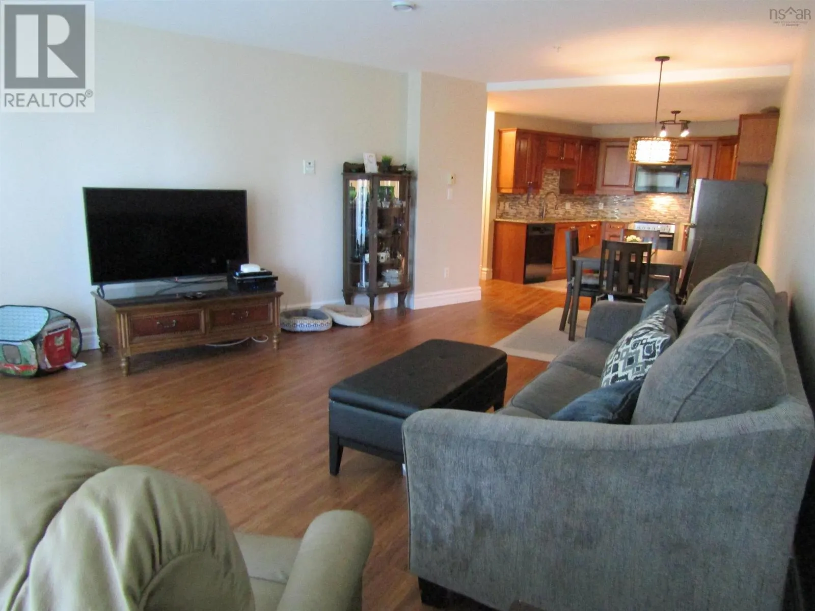 205 87 Pebblecreek Crescent