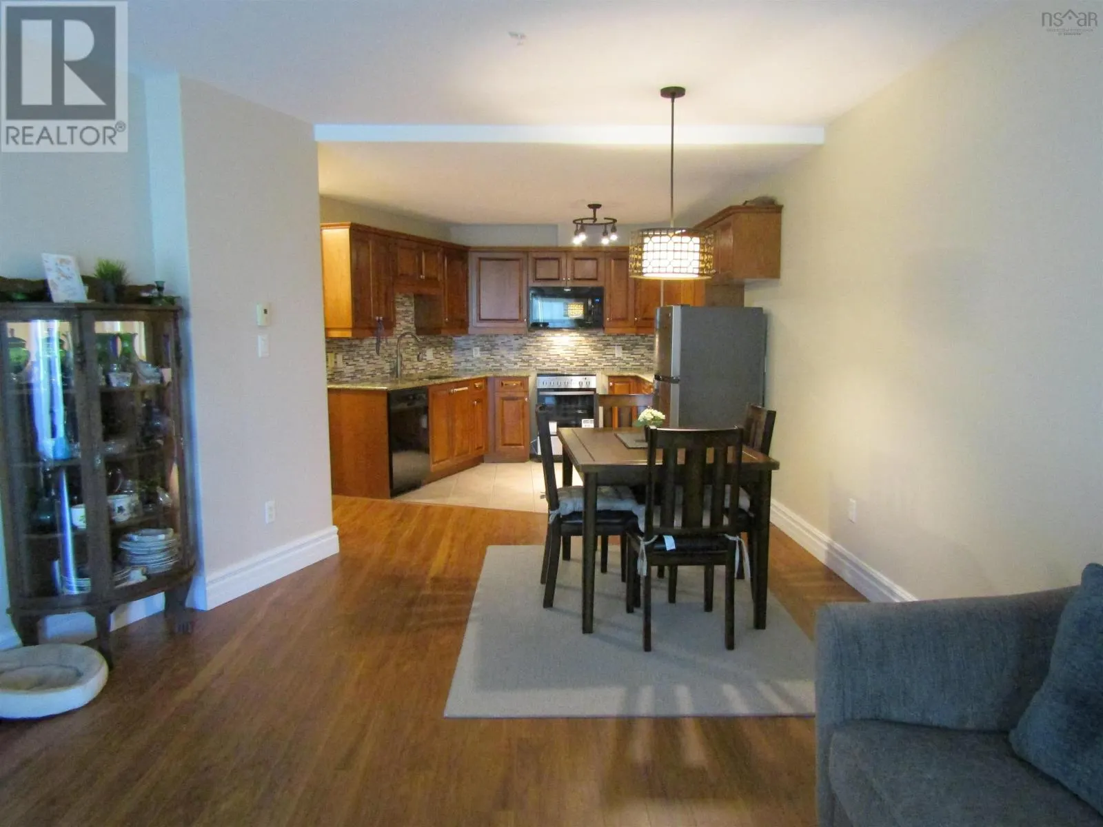 205 87 Pebblecreek Crescent