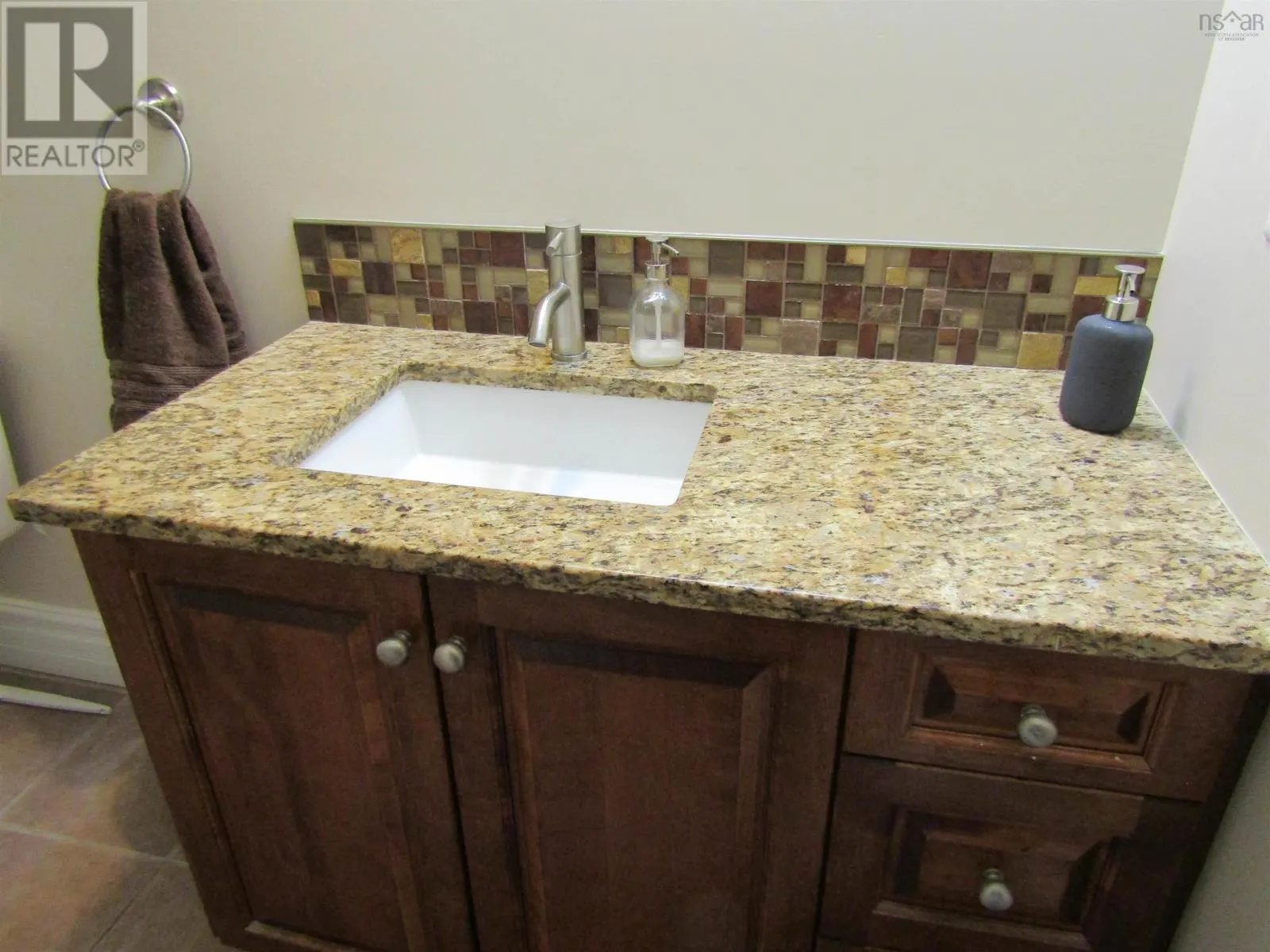 205 87 Pebblecreek Crescent