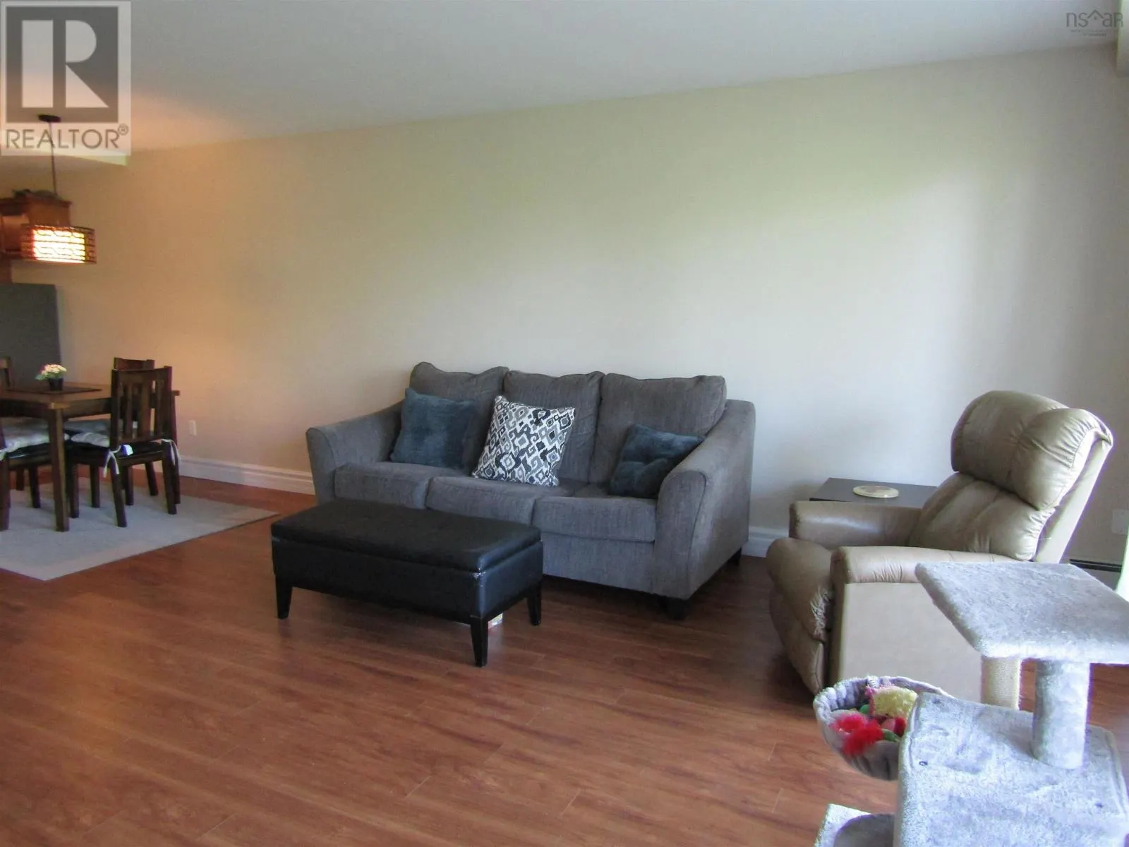 205 87 Pebblecreek Crescent