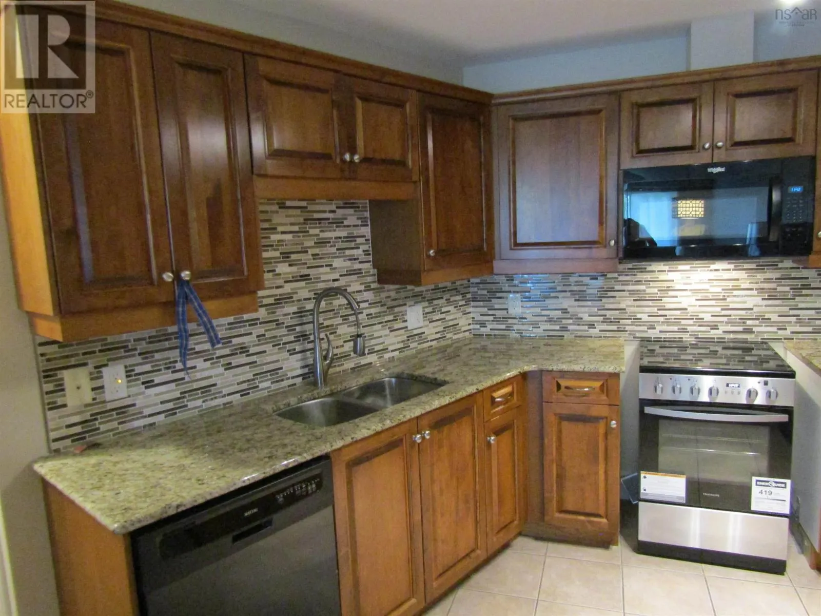 205 87 Pebblecreek Crescent