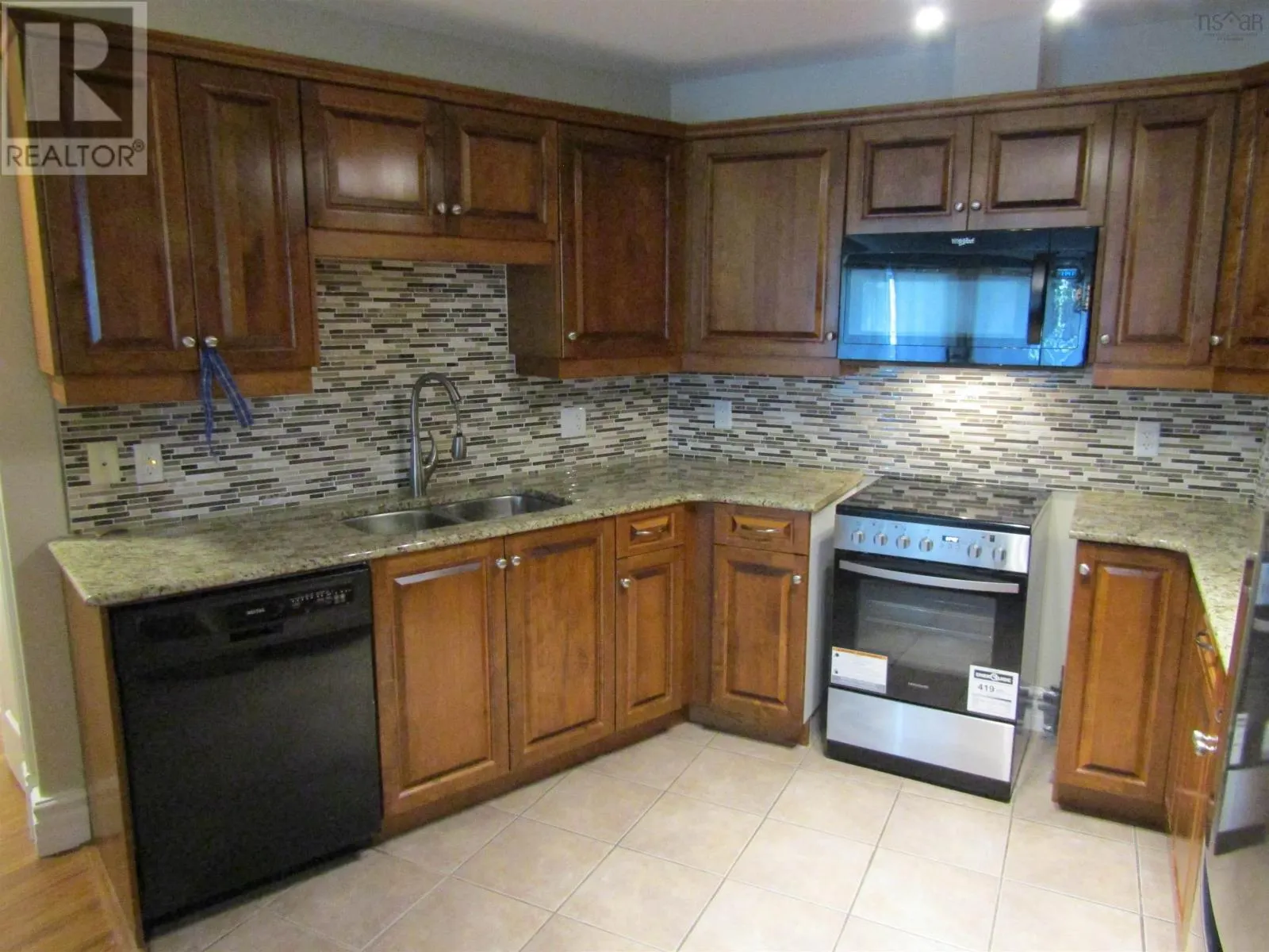 205 87 Pebblecreek Crescent