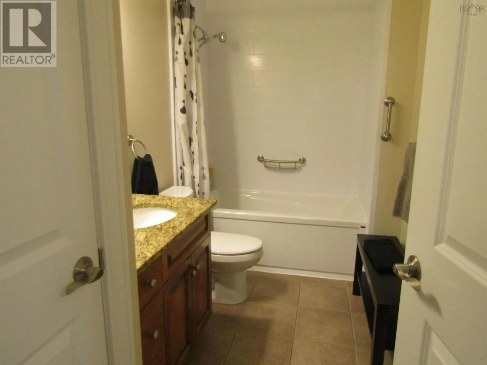205 87 Pebblecreek Crescent