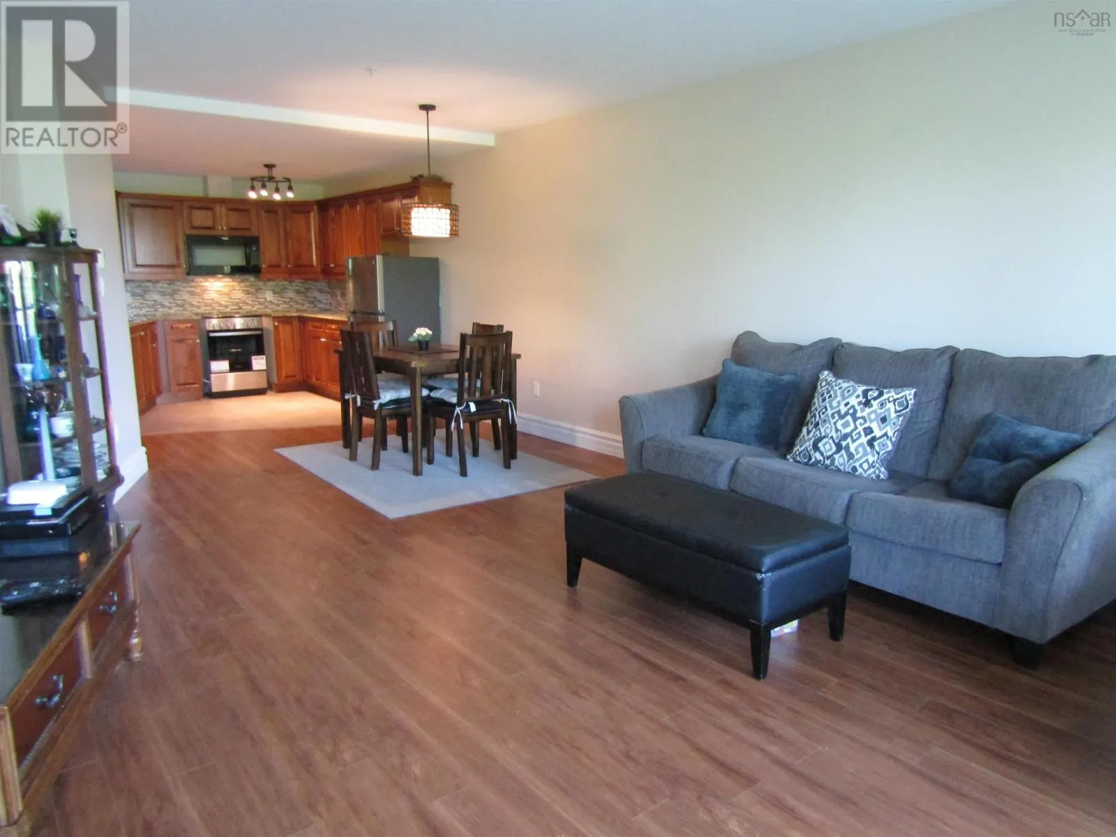 205 87 Pebblecreek Crescent