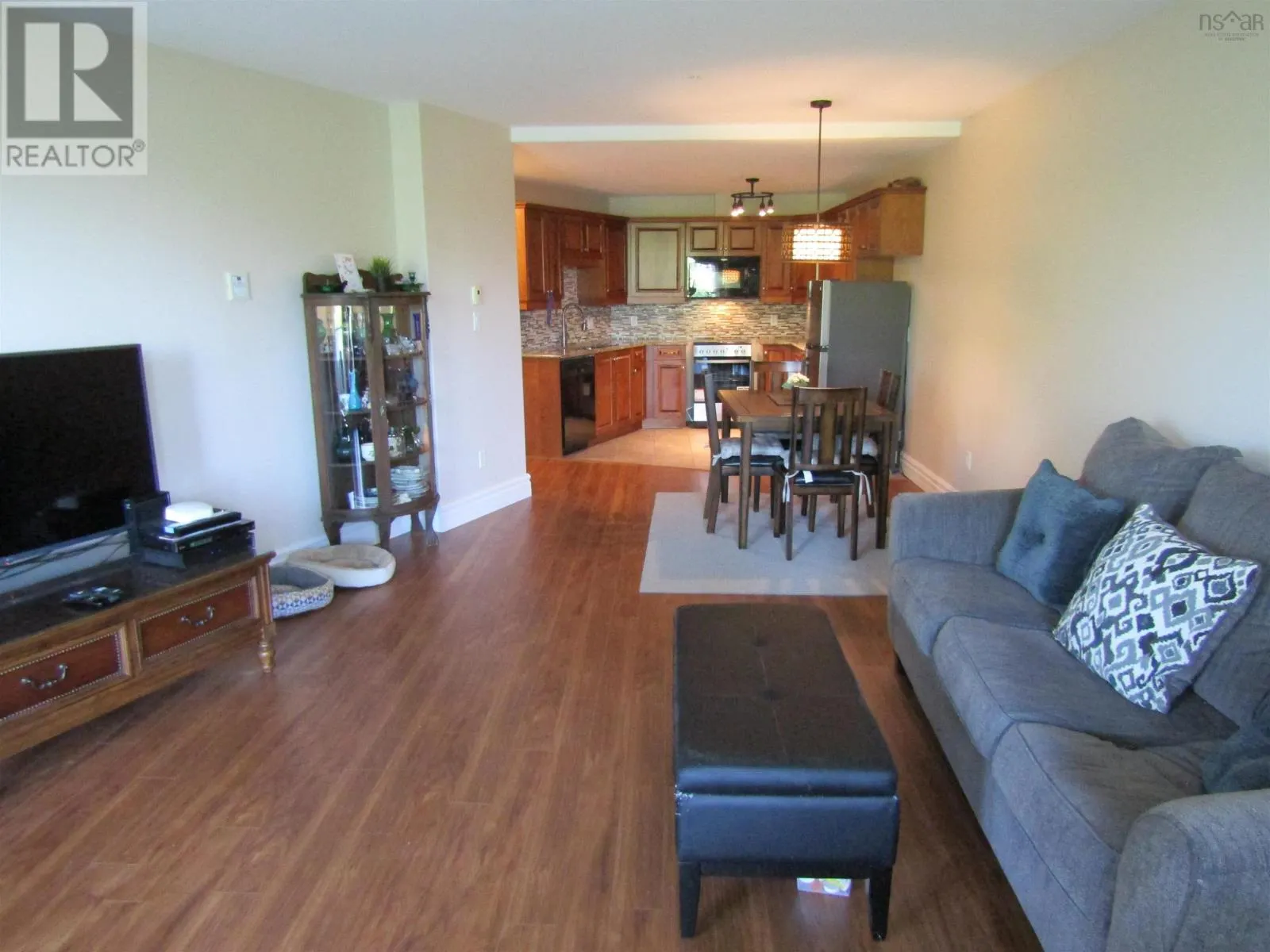 205 87 Pebblecreek Crescent