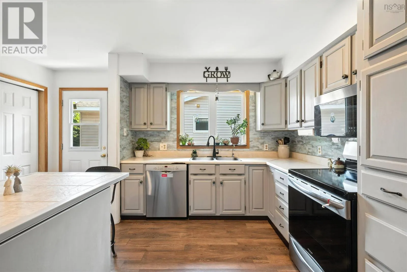 86 La Pierre Crescent