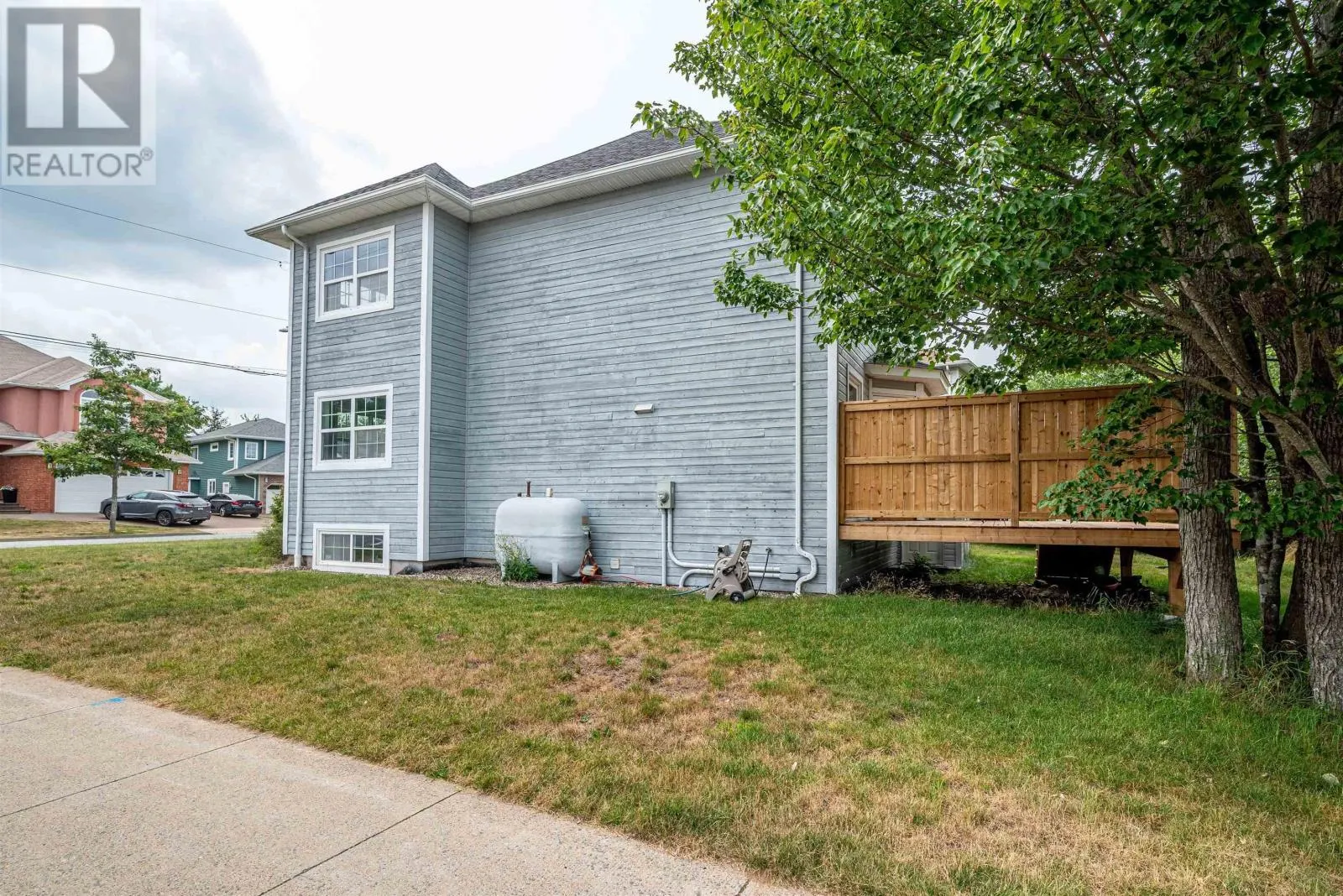 9 Roxbury Crescent
