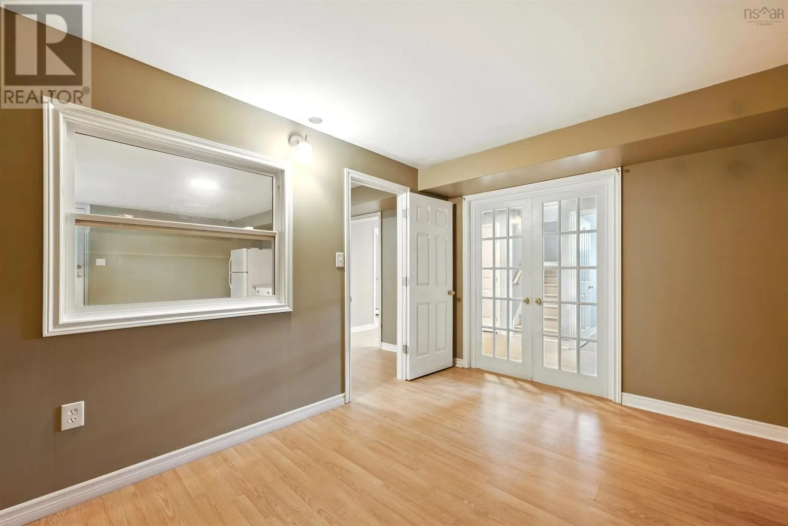 9 Roxbury Crescent