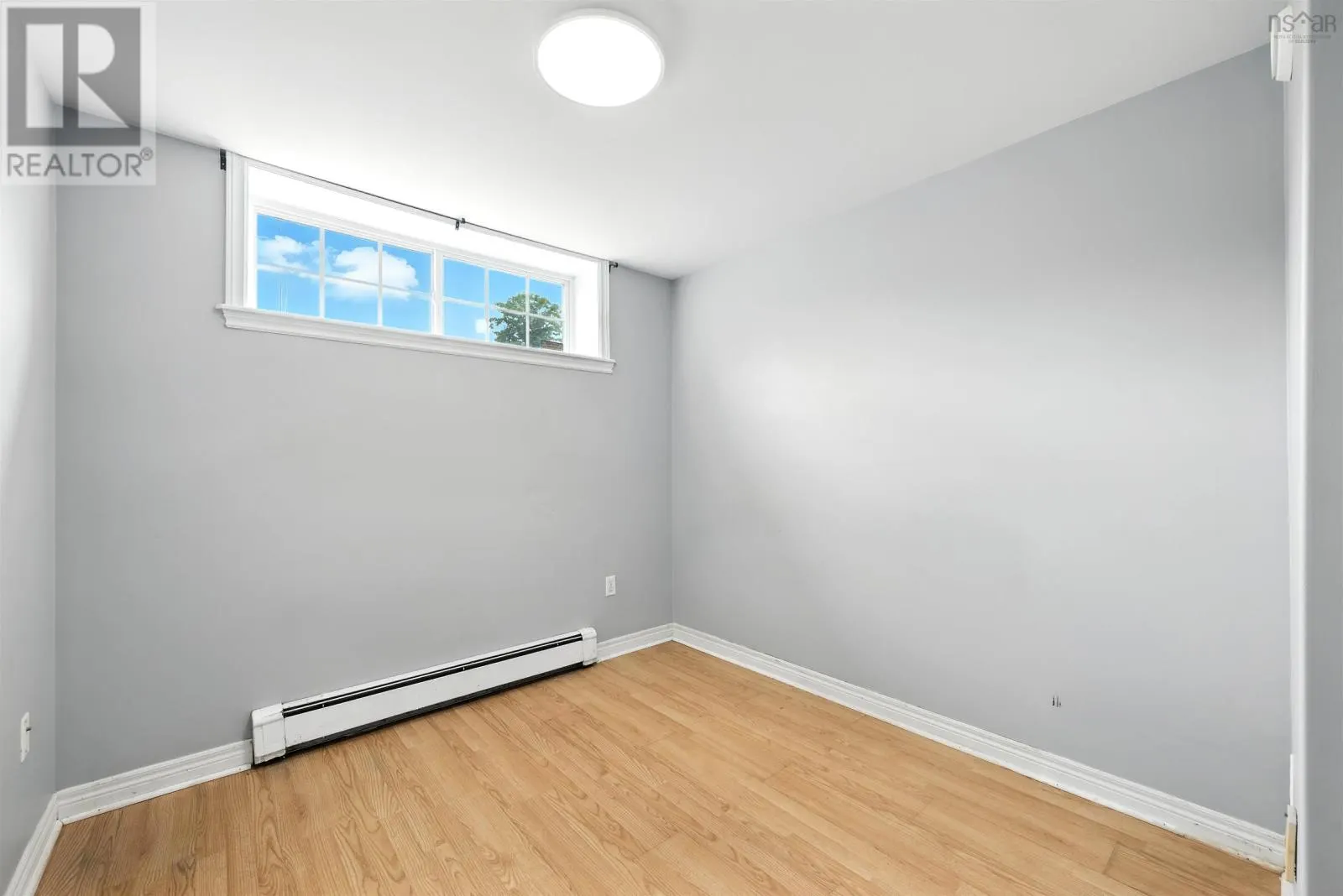 9 Roxbury Crescent