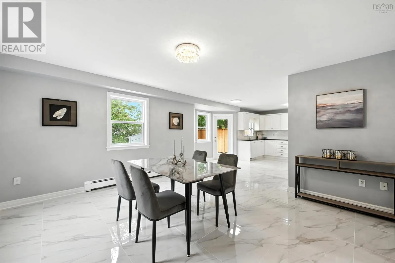9 Roxbury Crescent