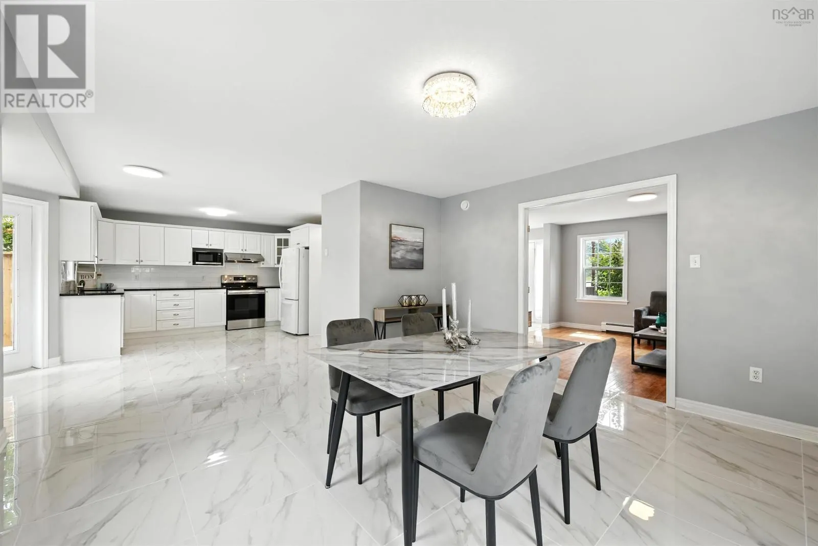 9 Roxbury Crescent