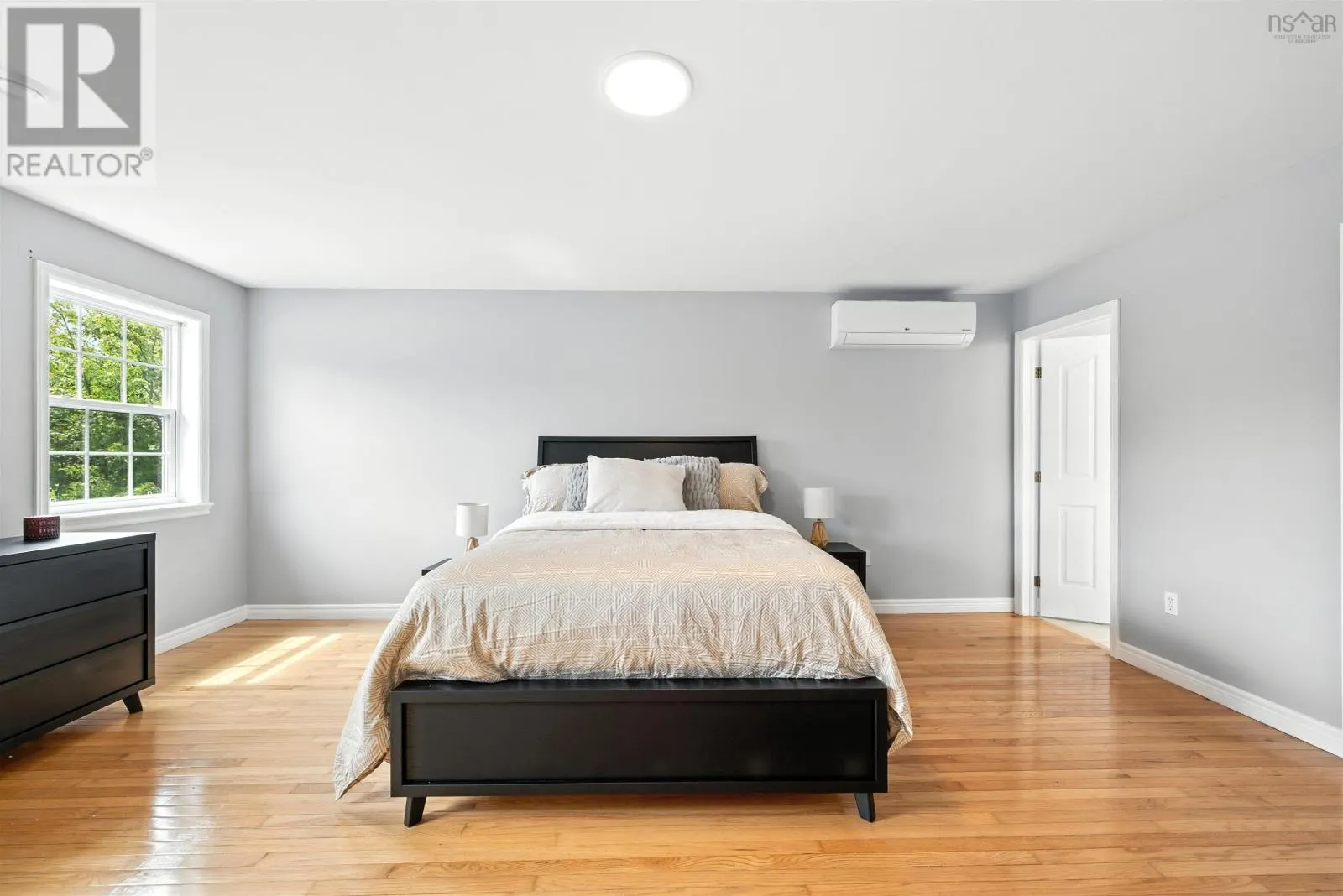 9 Roxbury Crescent