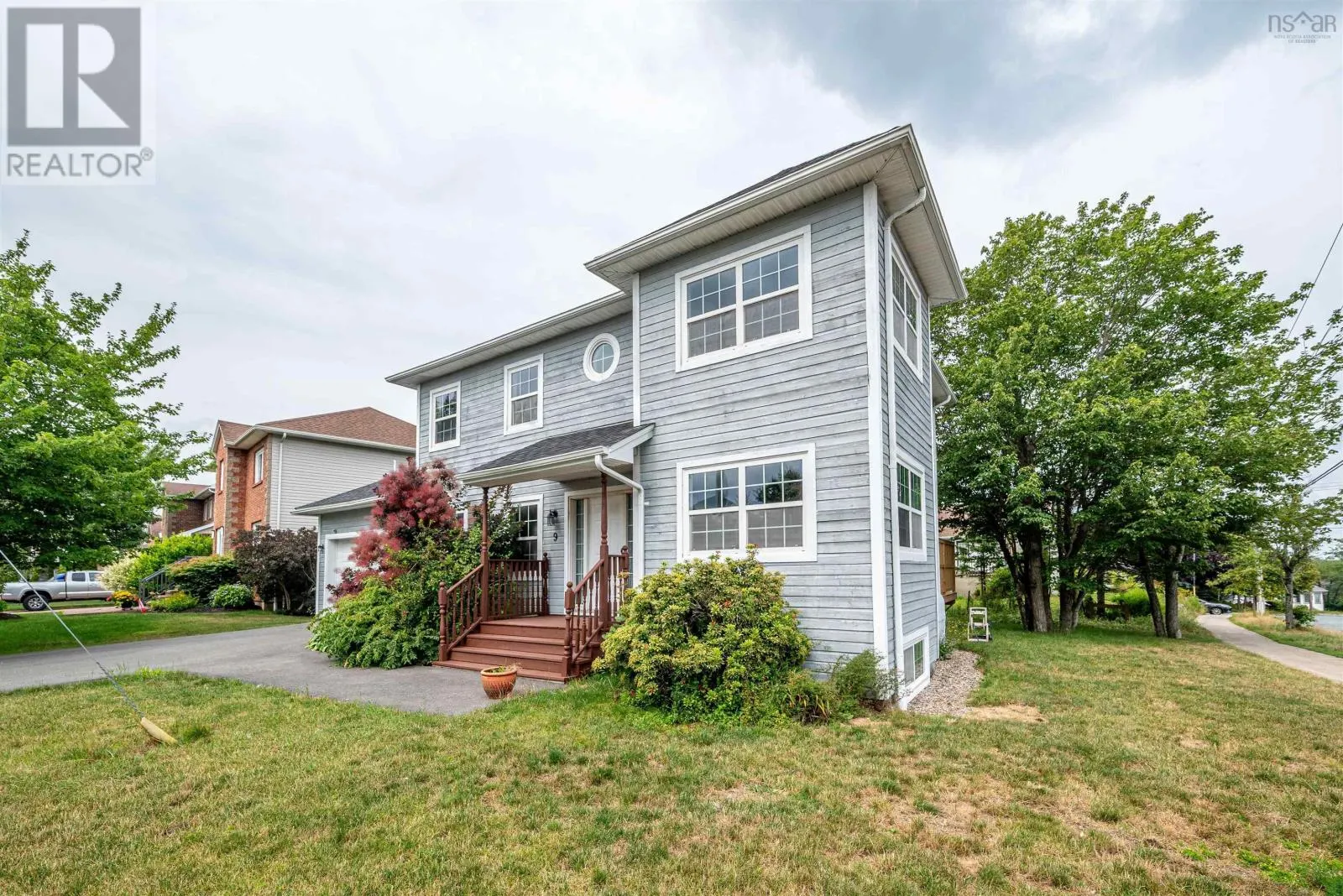 9 Roxbury Crescent