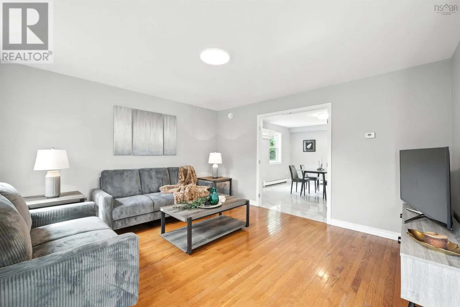 9 Roxbury Crescent