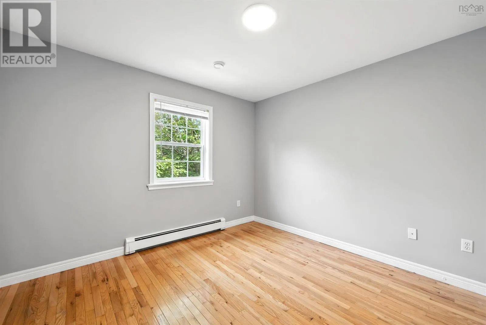 9 Roxbury Crescent