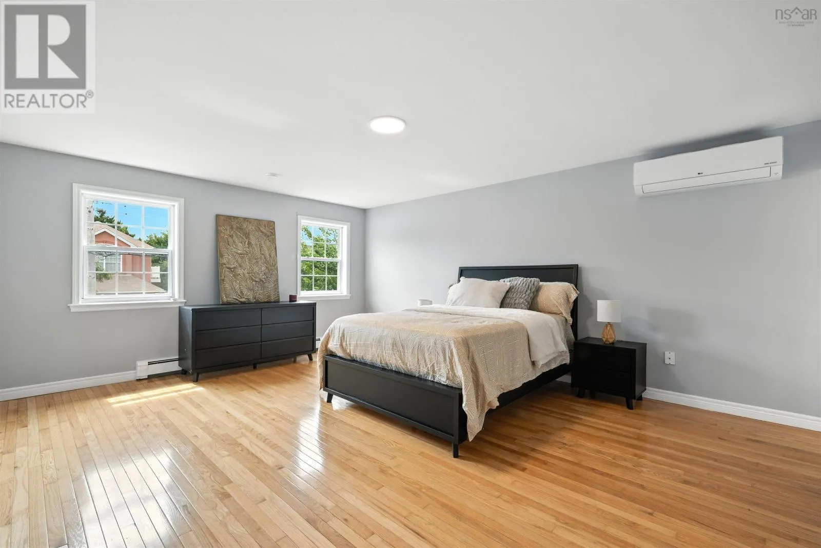 9 Roxbury Crescent