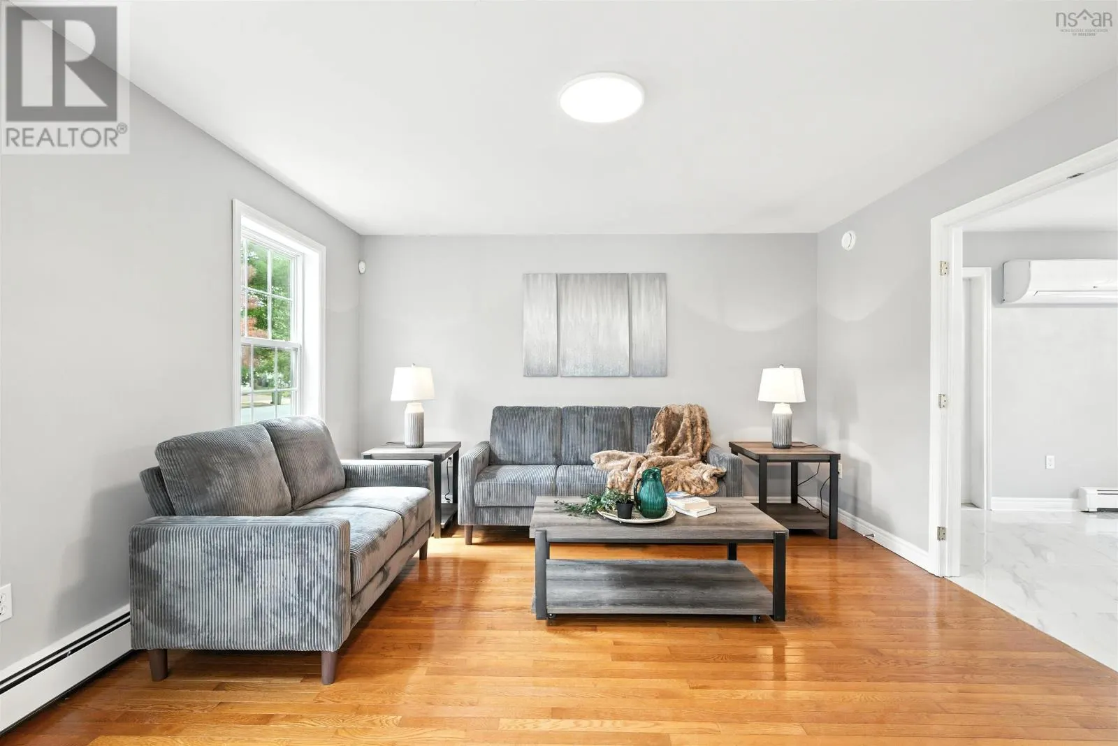 9 Roxbury Crescent
