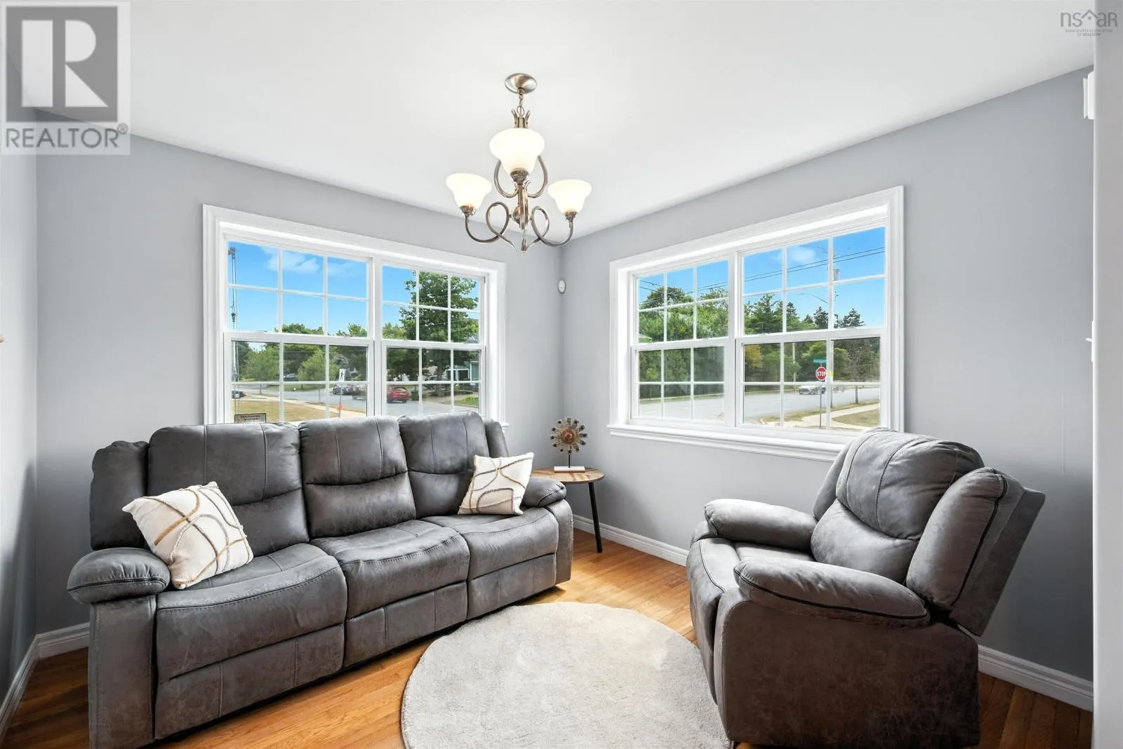 9 Roxbury Crescent