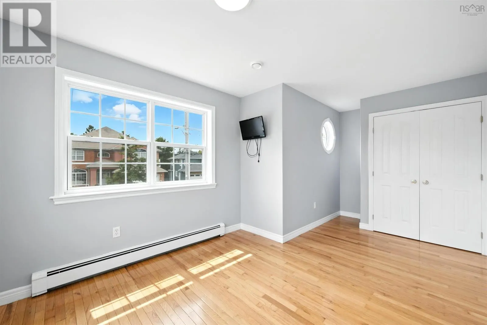 9 Roxbury Crescent