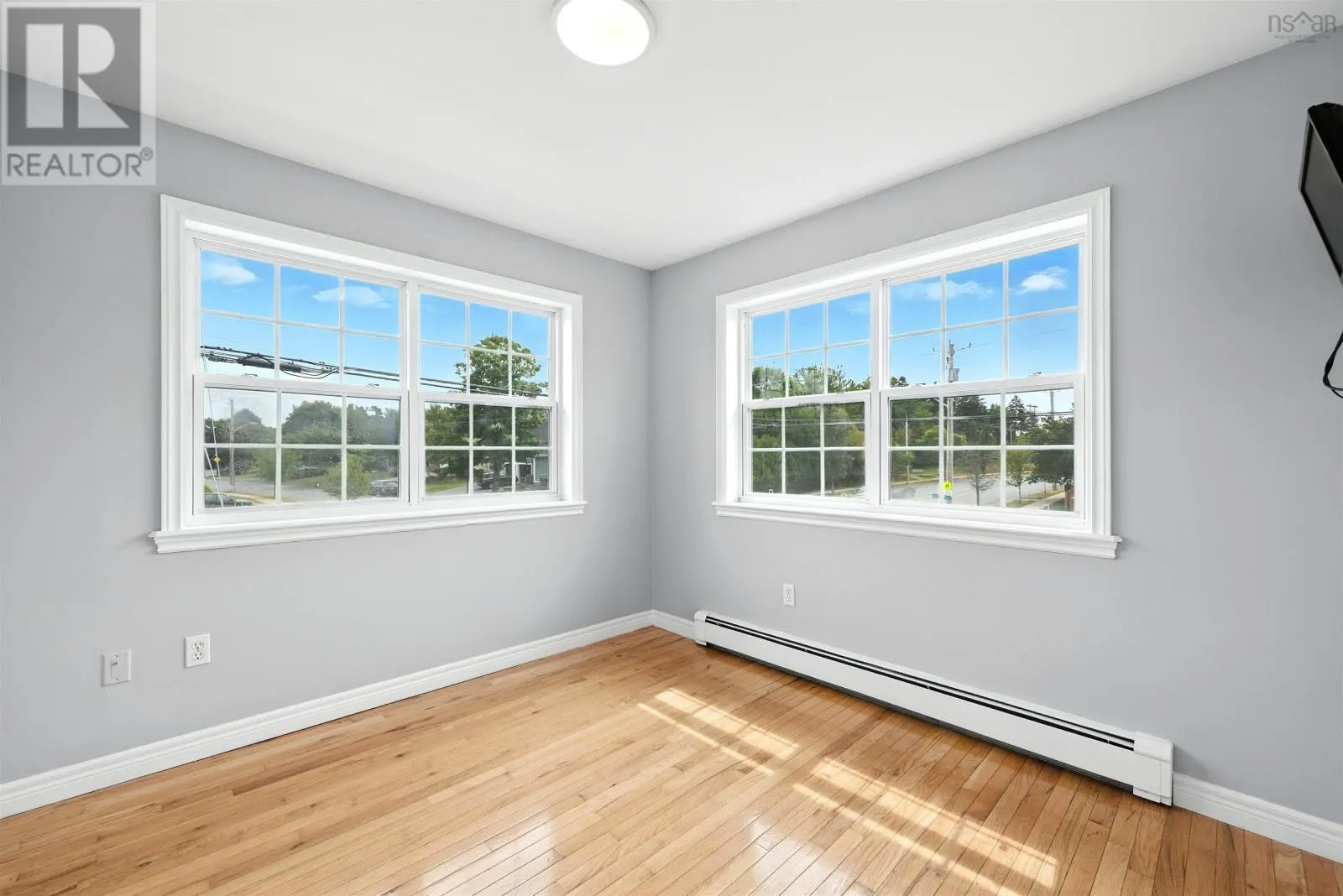 9 Roxbury Crescent