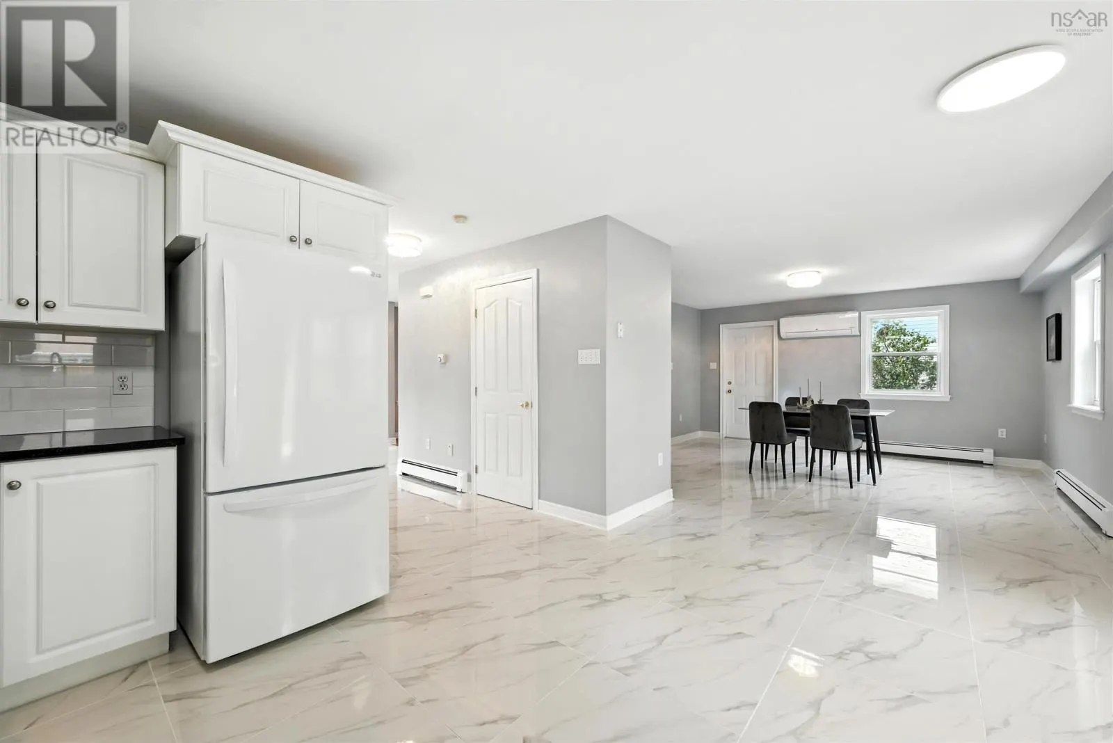 9 Roxbury Crescent