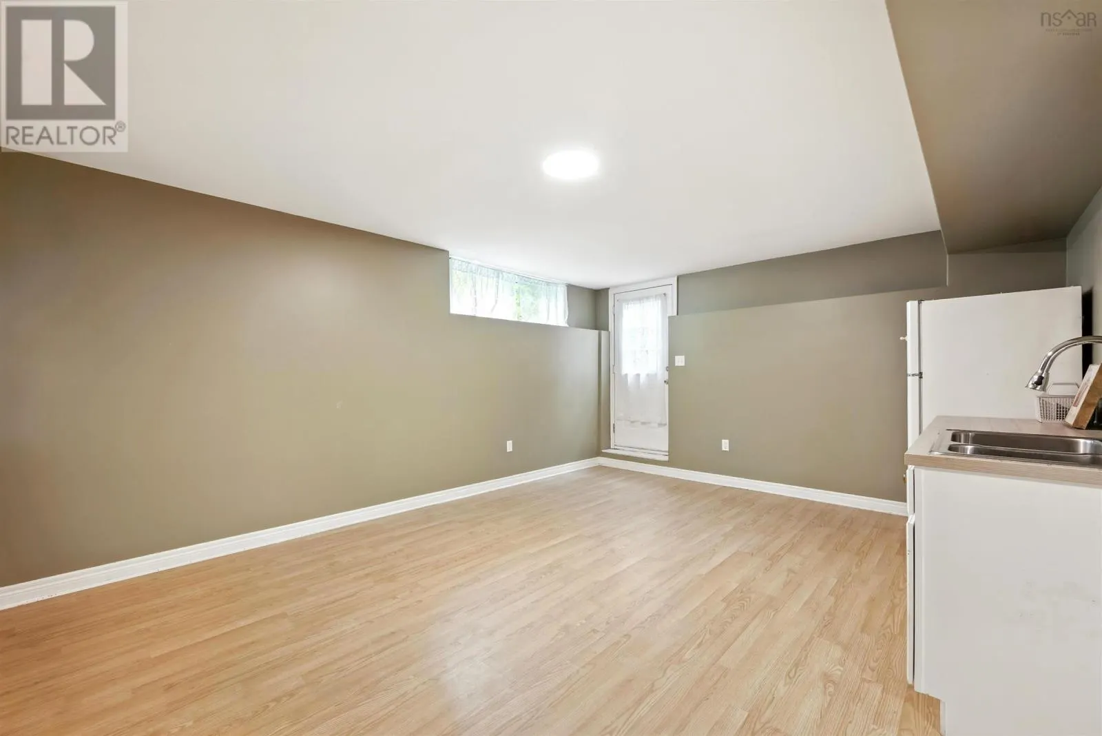 9 Roxbury Crescent