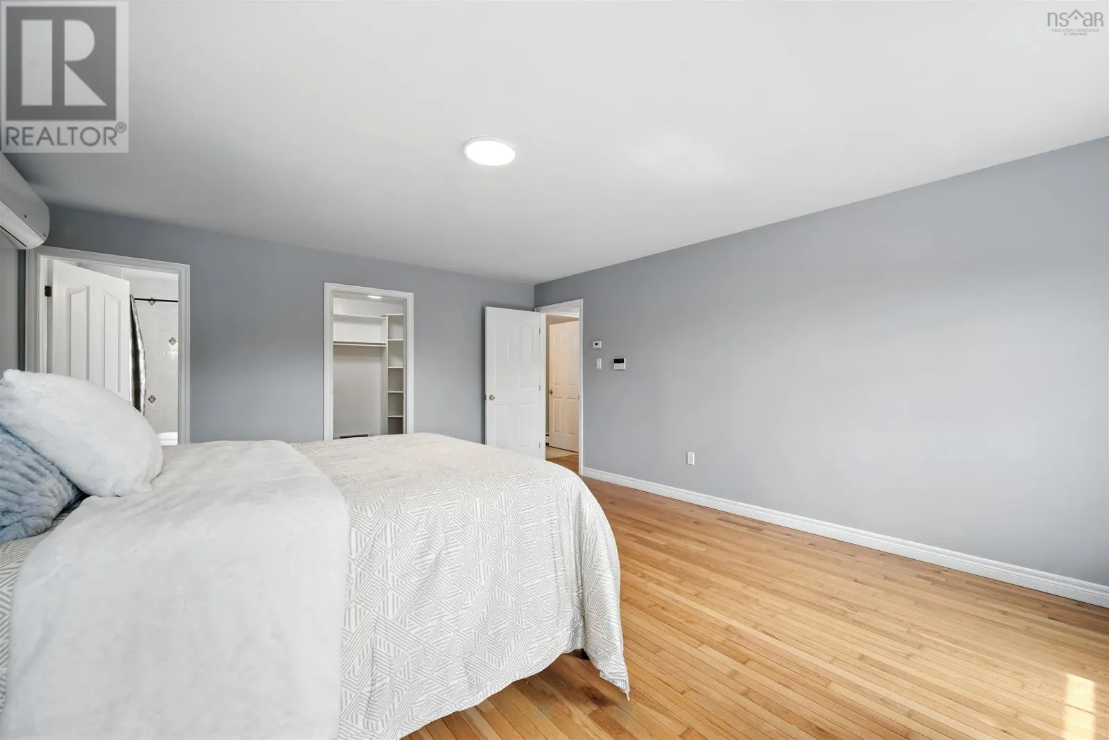 9 Roxbury Crescent