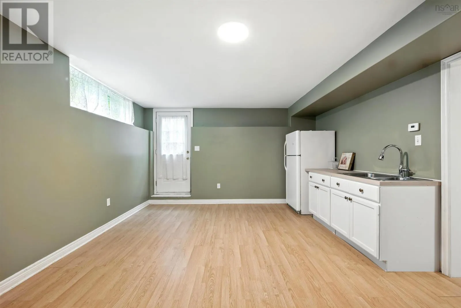 9 Roxbury Crescent