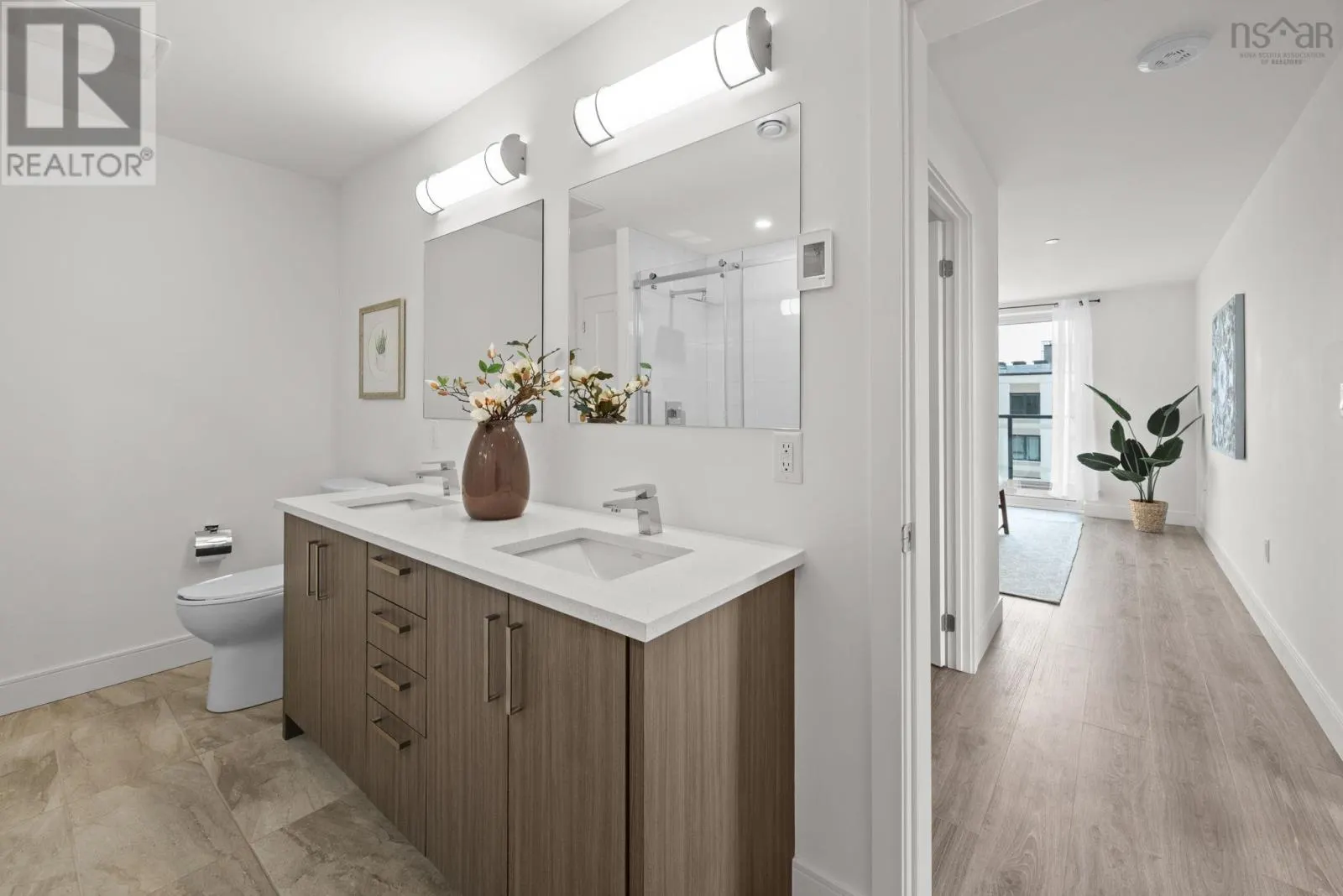 1704 72 Seapoint Road