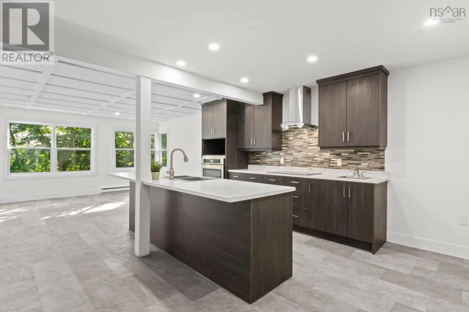 6 Laurentide Drive