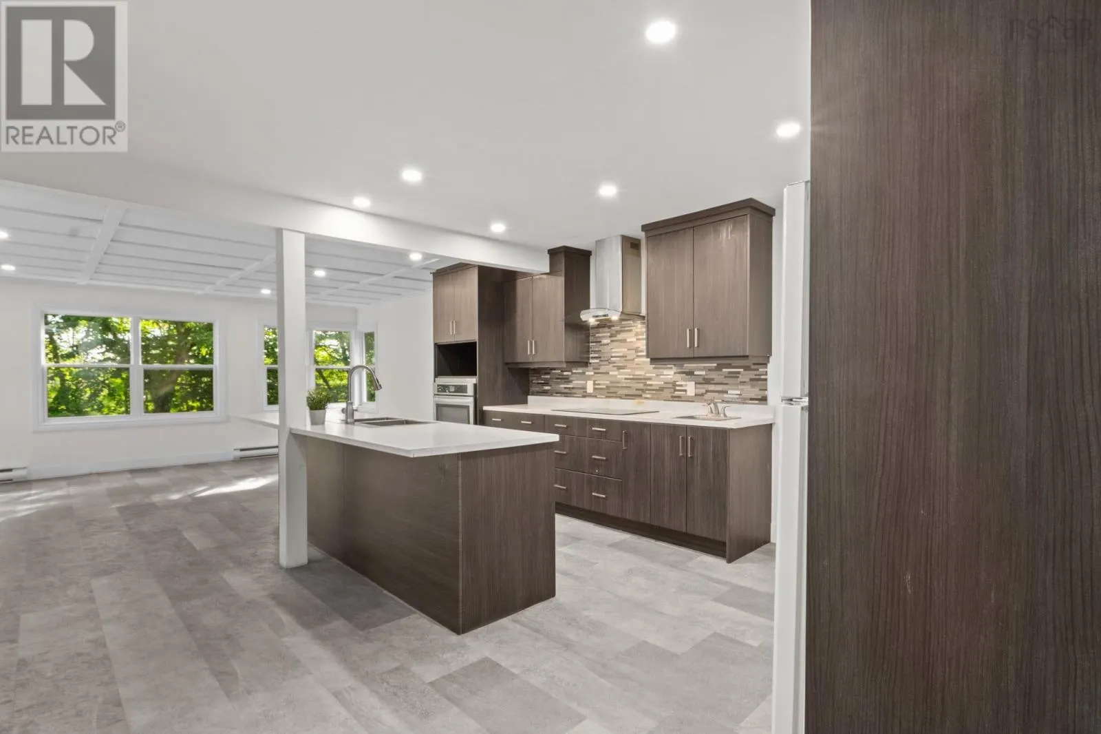 6 Laurentide Drive