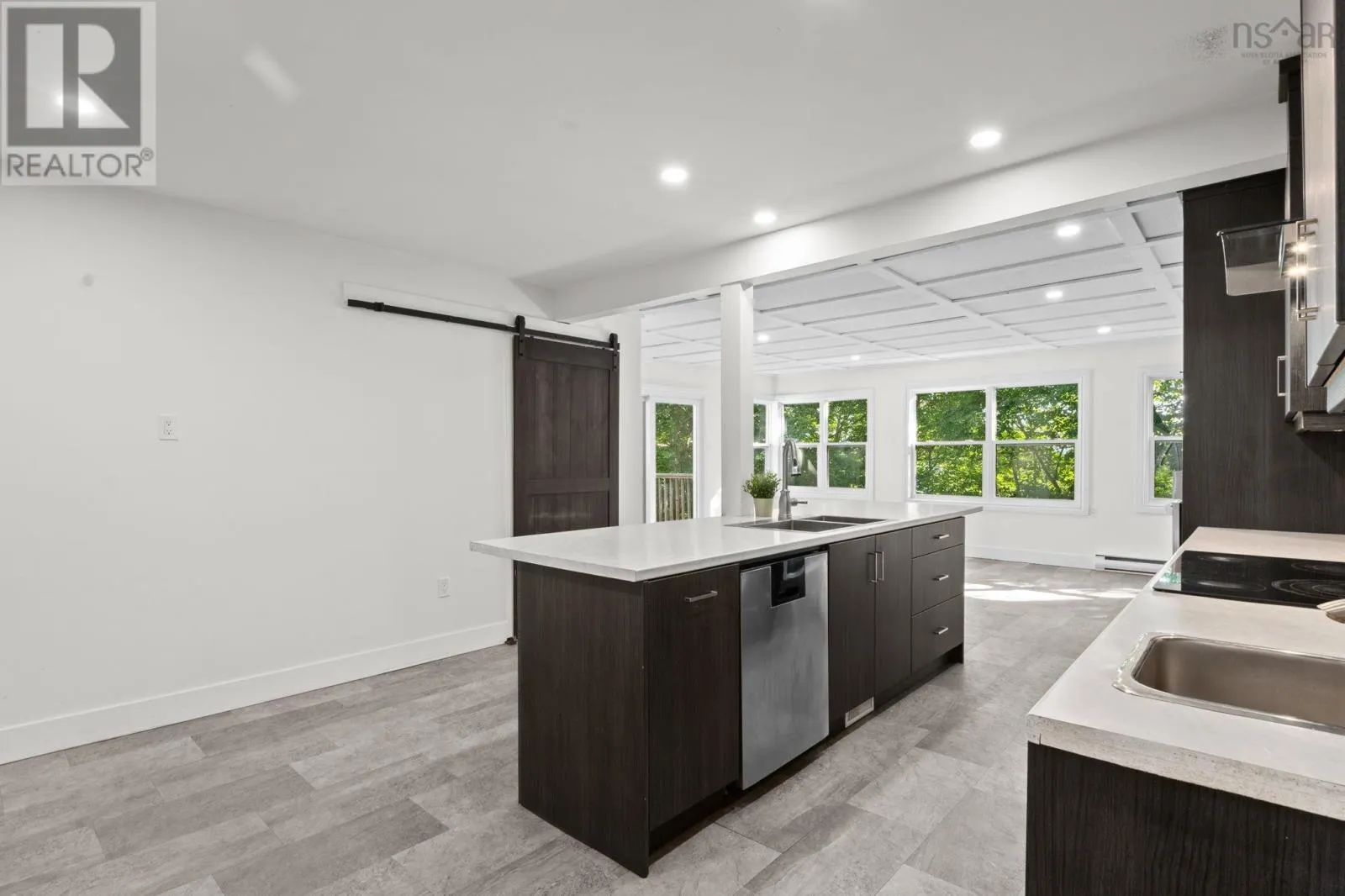 6 Laurentide Drive