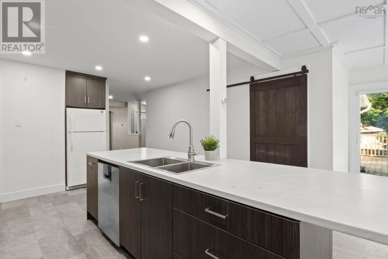 6 Laurentide Drive