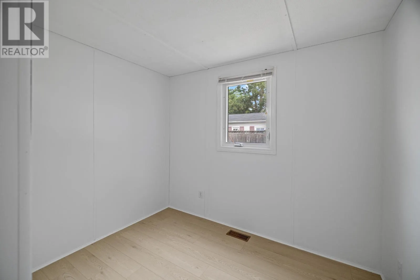 6 Spinnaker Crescent