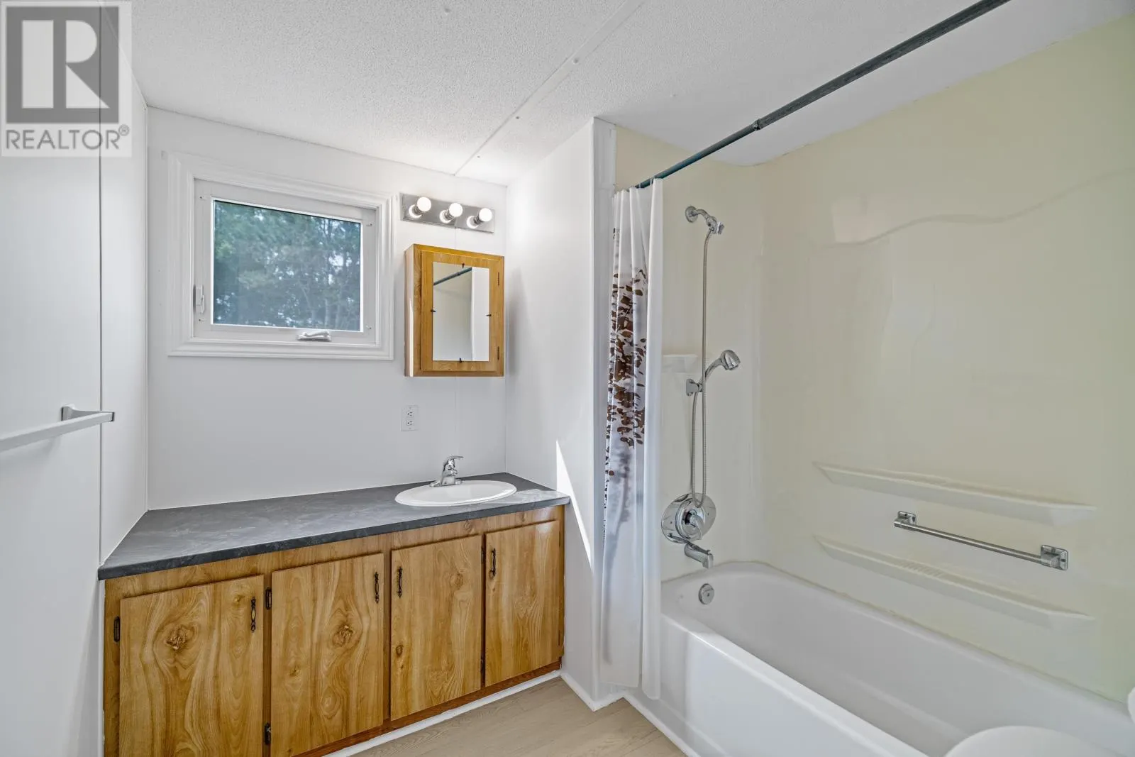 6 Spinnaker Crescent