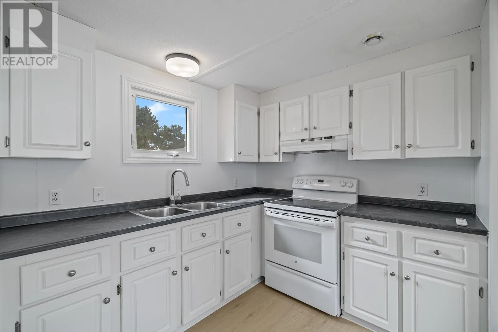 6 Spinnaker Crescent