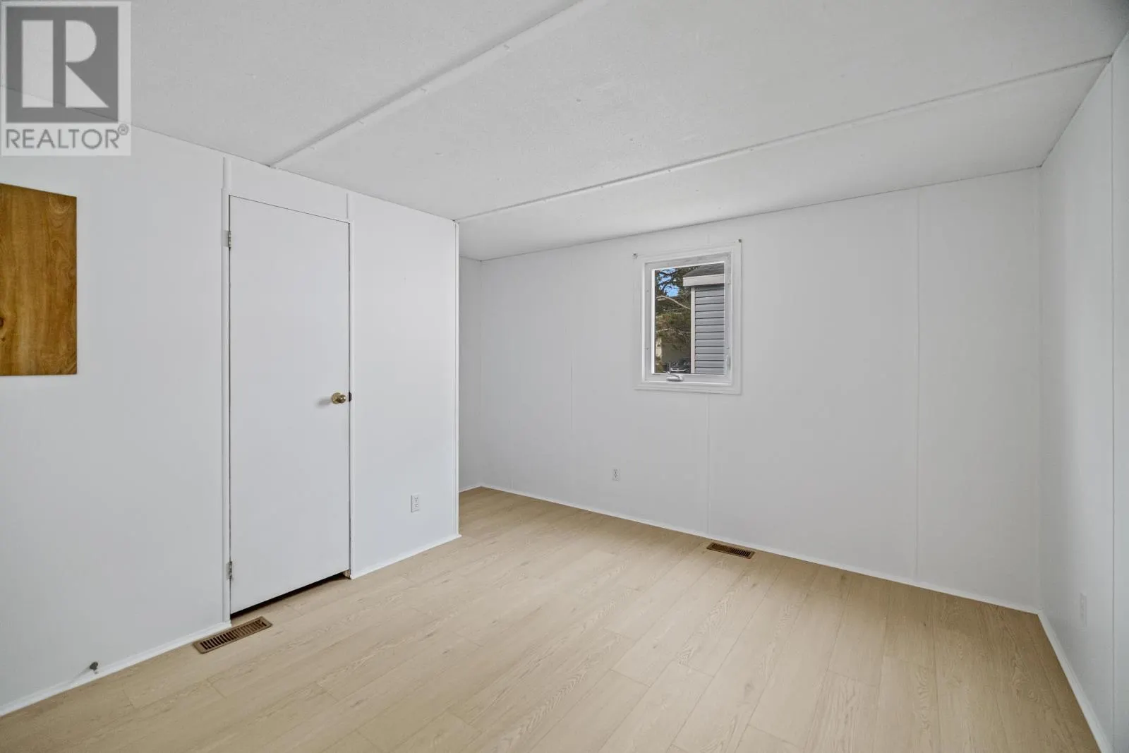 6 Spinnaker Crescent
