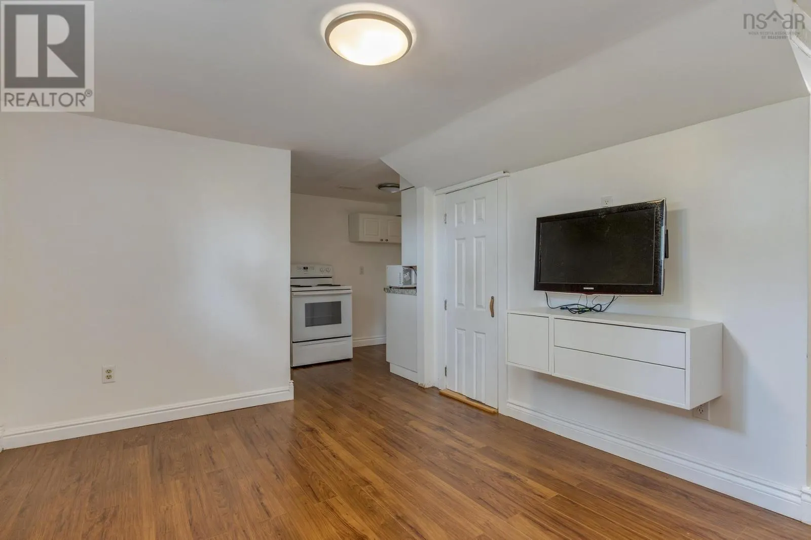 10 Howe Avenue