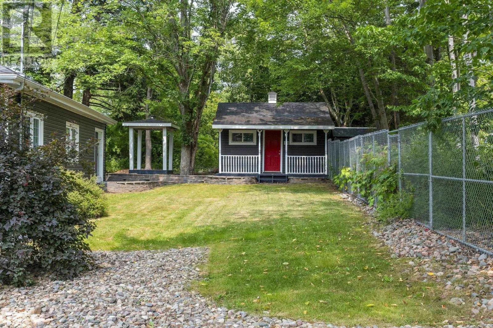 10 Howe Avenue