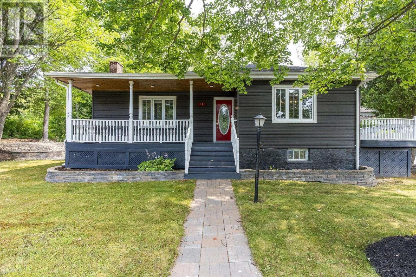 10 Howe Avenue