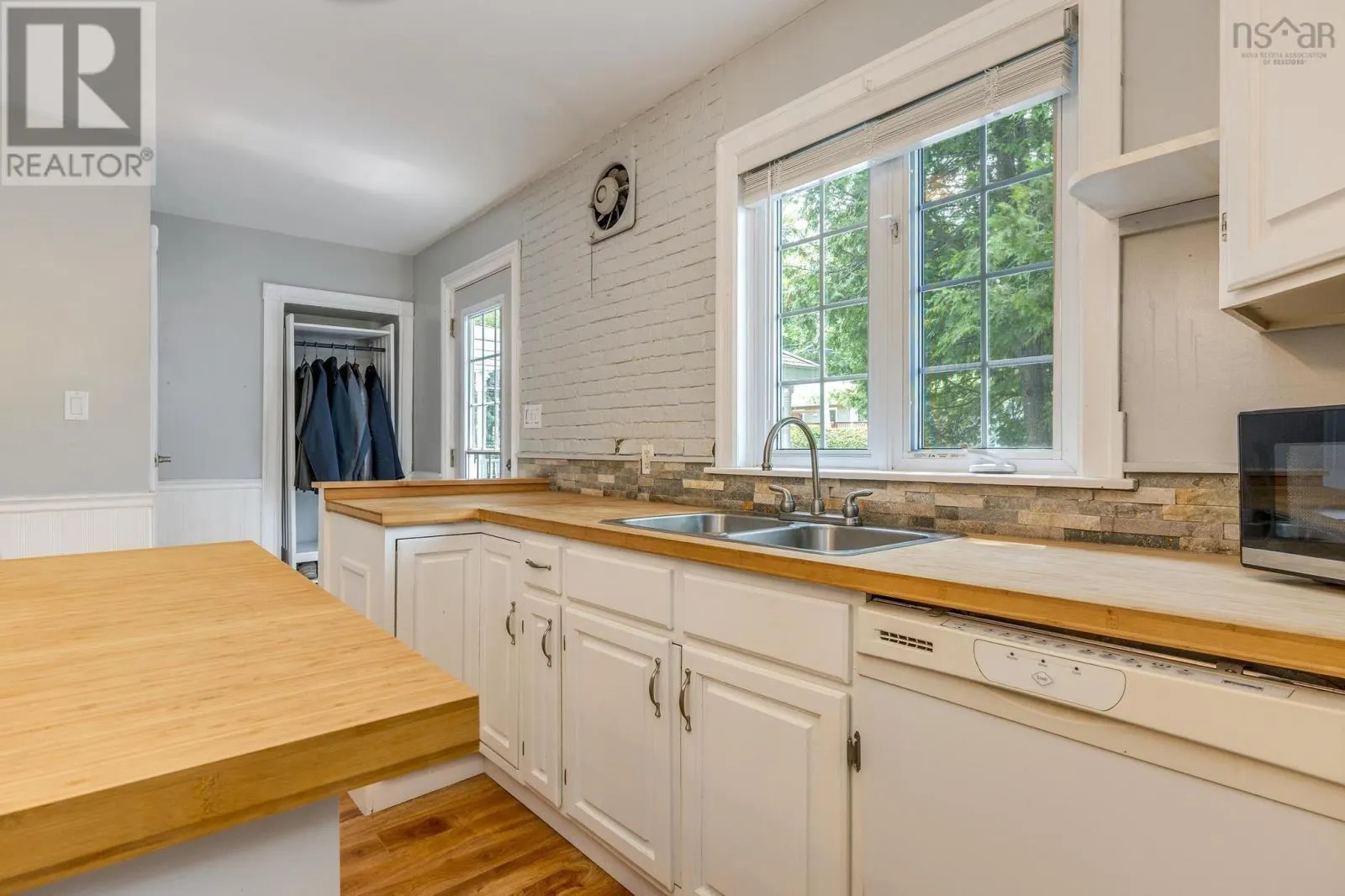 10 Howe Avenue