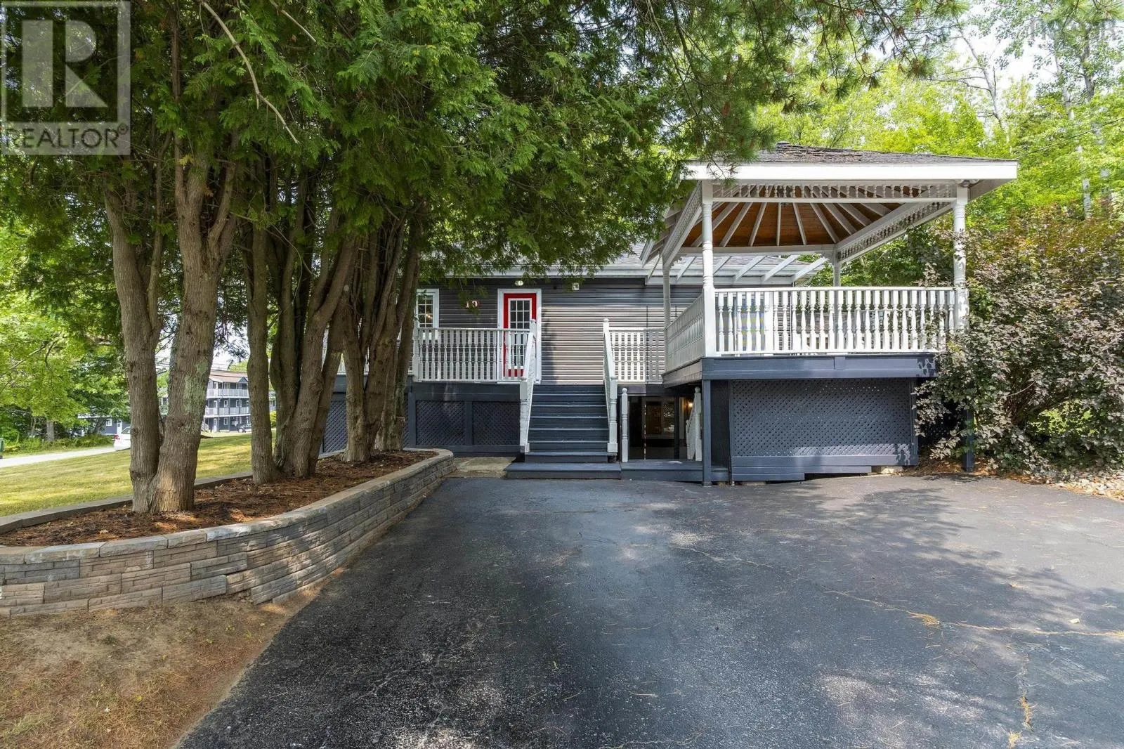 10 Howe Avenue
