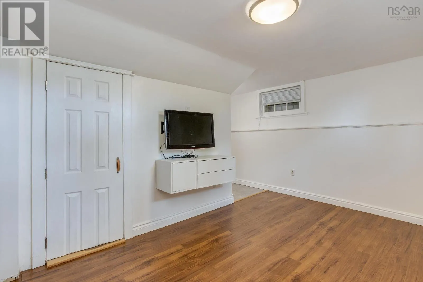 10 Howe Avenue