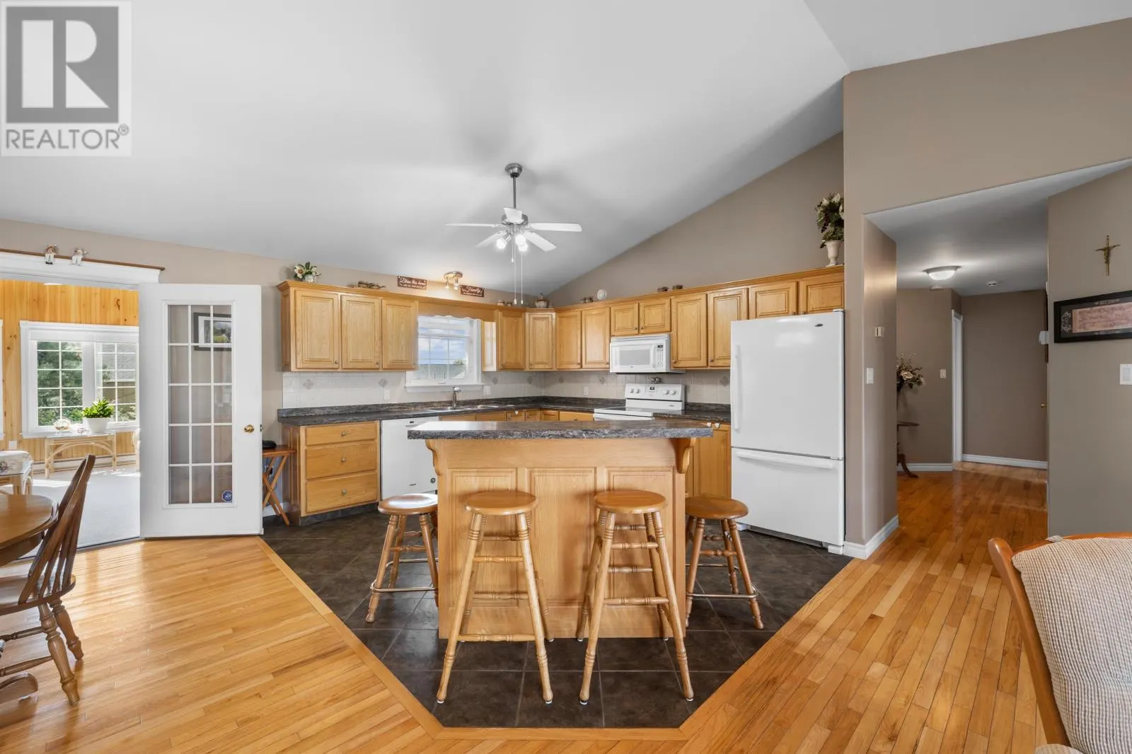 19 Horseshoe Boulevard