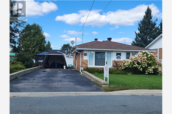 11 Vaillancourt, Chelmsford