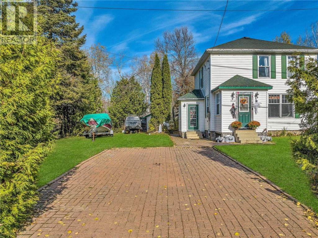 212 Fraser Crescent