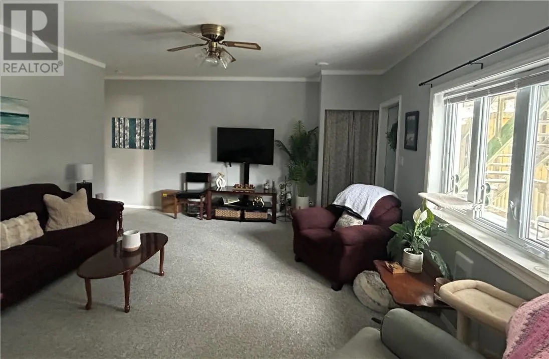 83 Robinson Street W