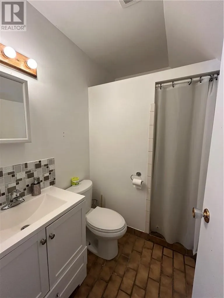 83 Robinson Street W