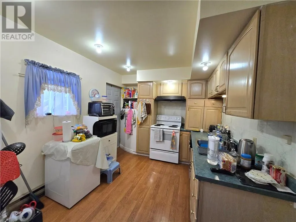 83 Robinson Street W