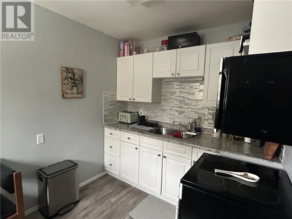 83 Robinson Street W